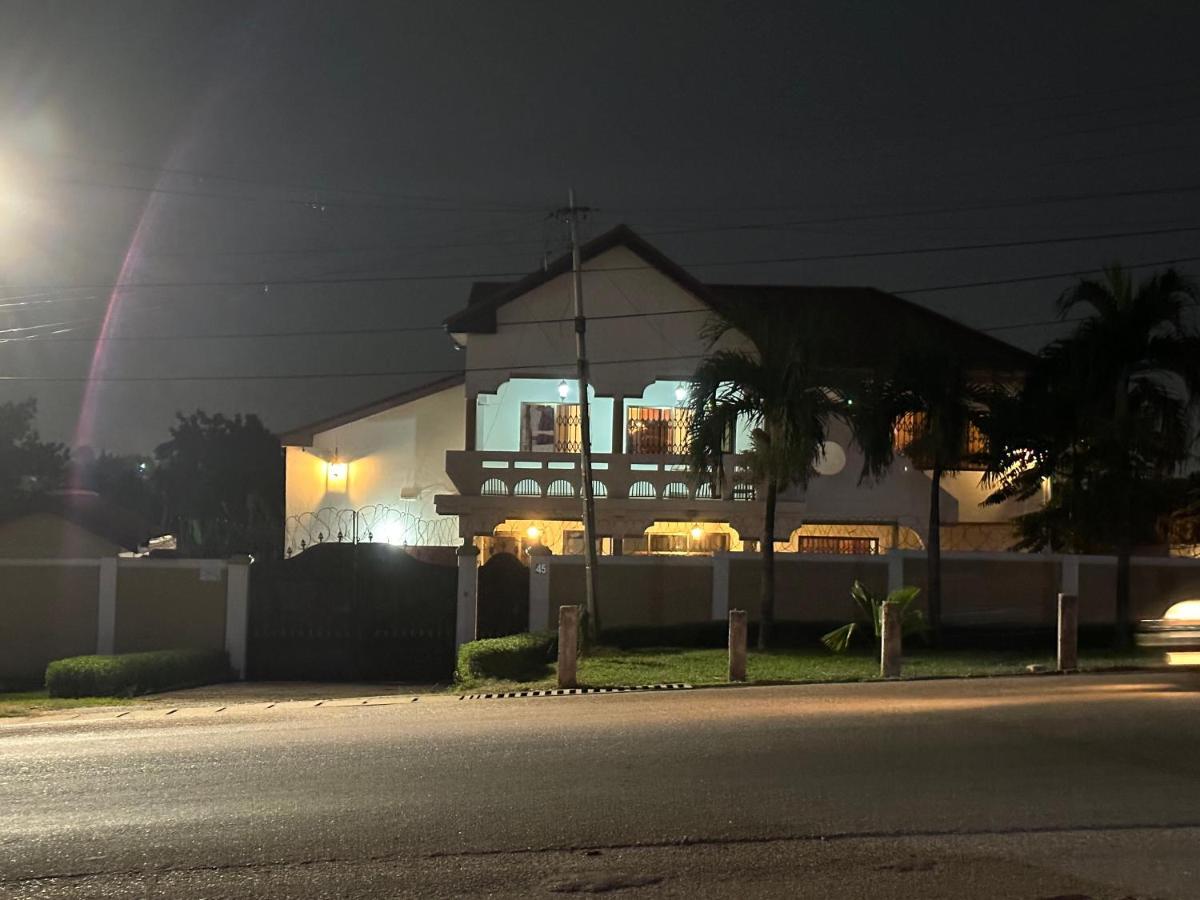 D Barfi Guesthouse, Excellent Location クマシ エクステリア 写真