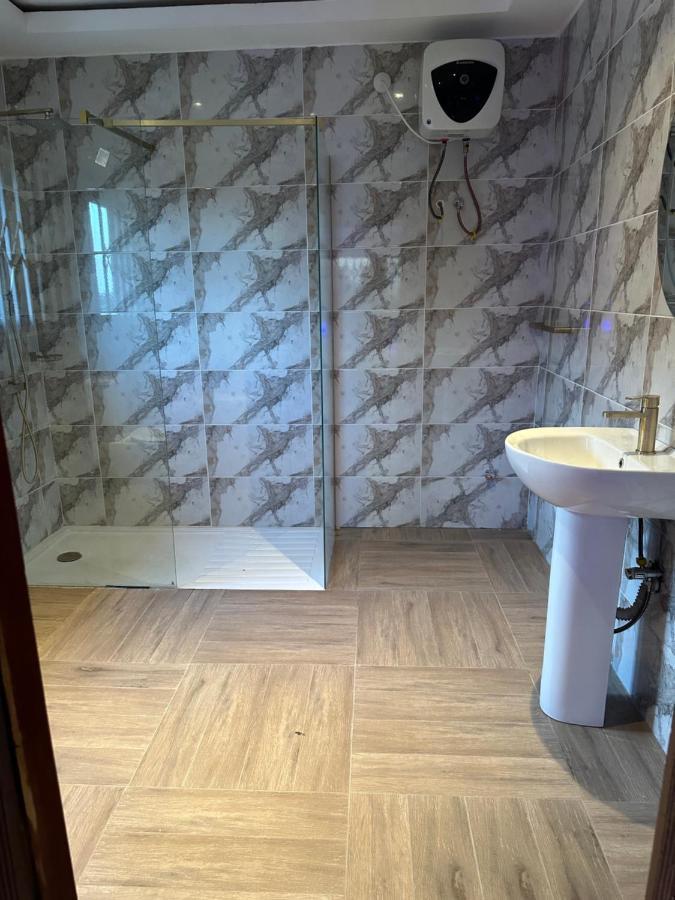 D Barfi Guesthouse, Excellent Location クマシ エクステリア 写真